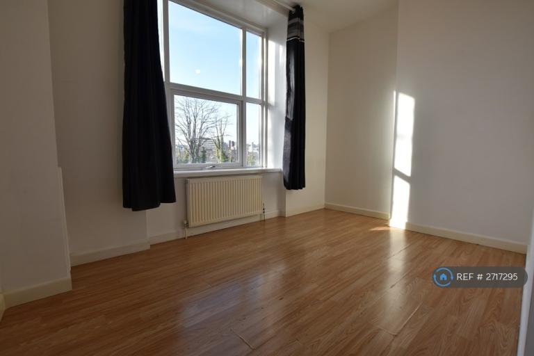 1 bedroom flat in Crescent Road, Luton, LU2 (1 bed) (#2717295)