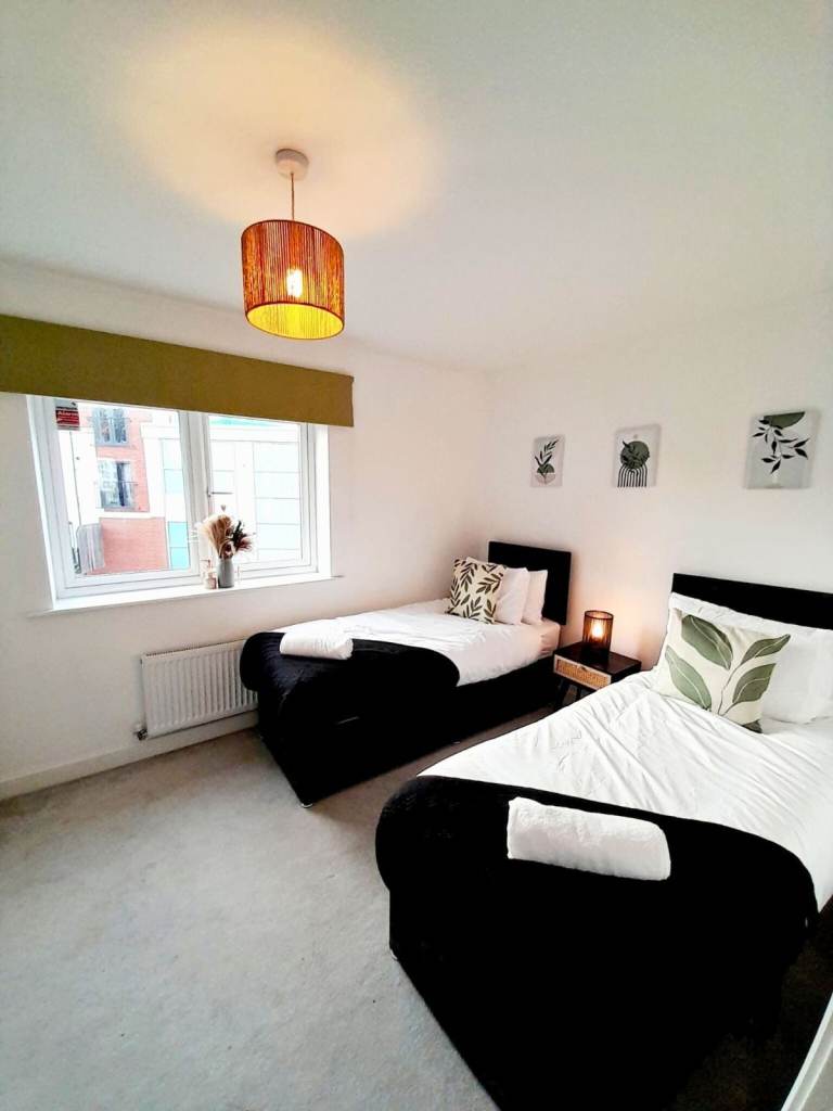 Contractors Stay in Shirley and Solihull - Parking - Sleeps 10 - Pets