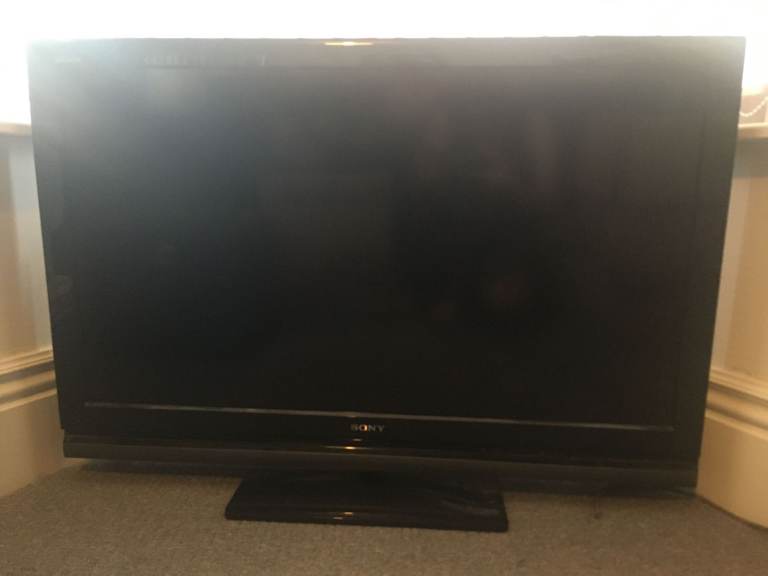 40 Inch TV – Good Working Condition, Remote Included