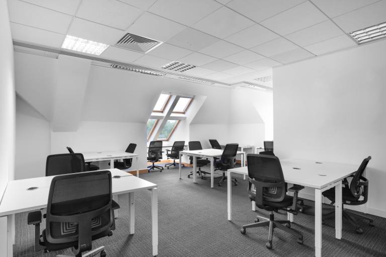 Leatherhead - KT22 7PL \ Serviced Office for Rent with 5-Desk Capacity