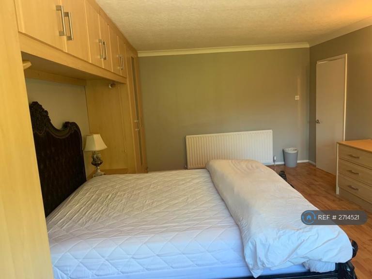 5 bedroom house in Noak Hill Road, Romford, RM3 (5 bed) (#2714521)