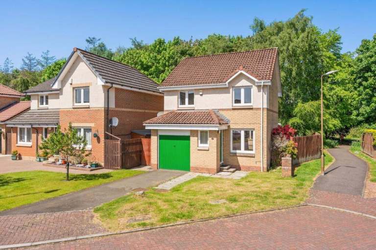 Superb 3 bedroom detached Property - Highly desireable Bankton location