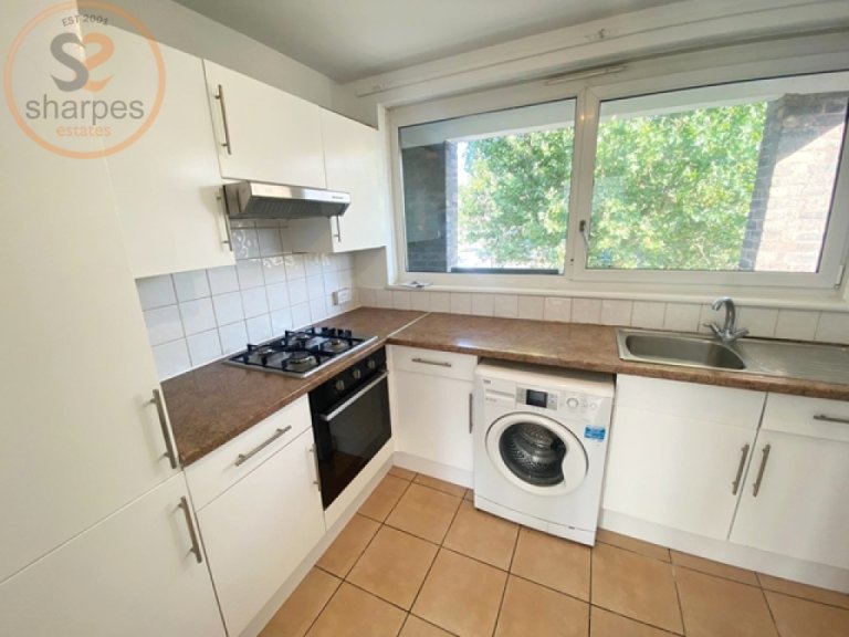 1 bedroom flat in Arnal Crescent, Wandsworth, London