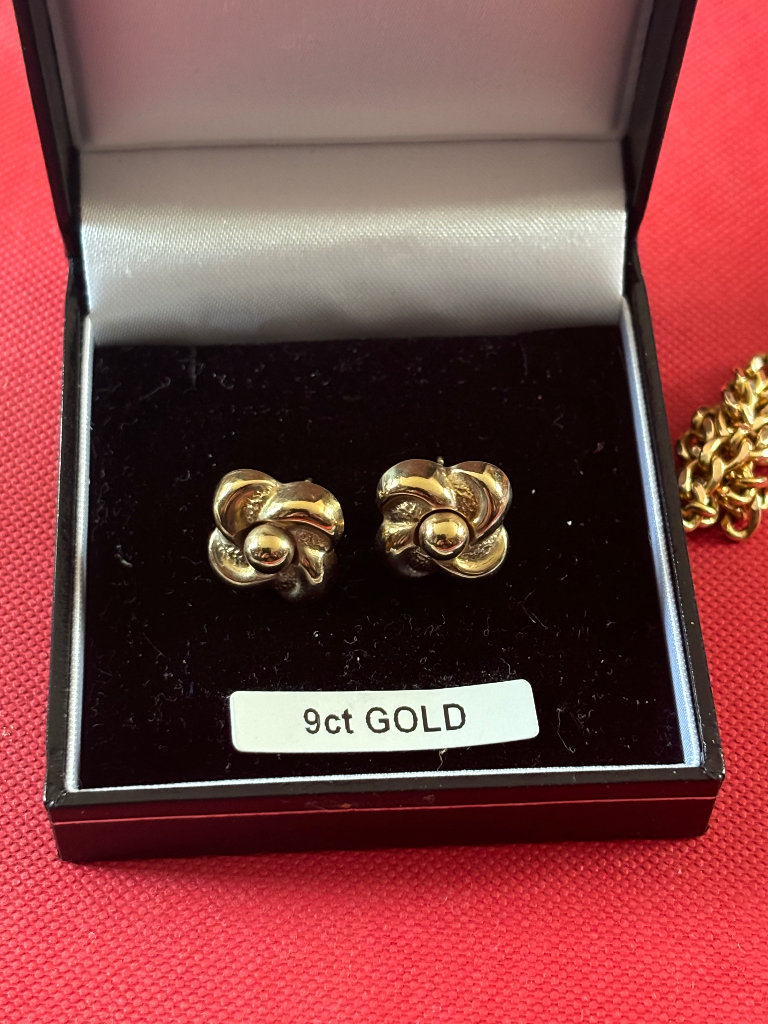 9 Karat Gold Flower Set Earrings