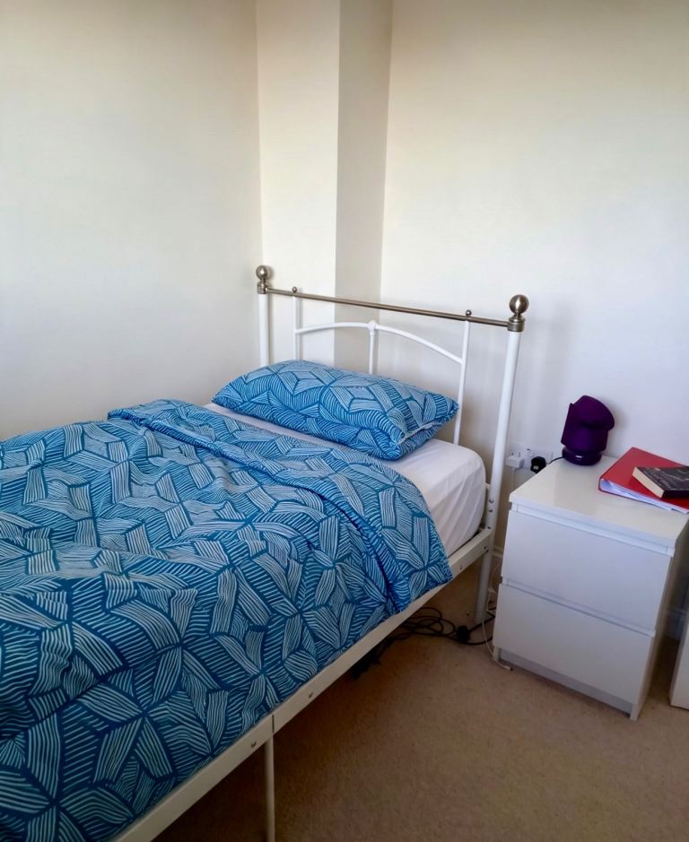 Rent *** Single & Double Rooms - close to Enfield Lock Train Station