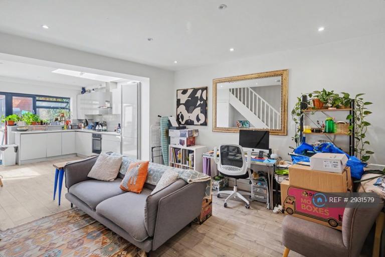3 bedroom flat in Newington Green Road, London, N1 (3 bed) (#2931579)