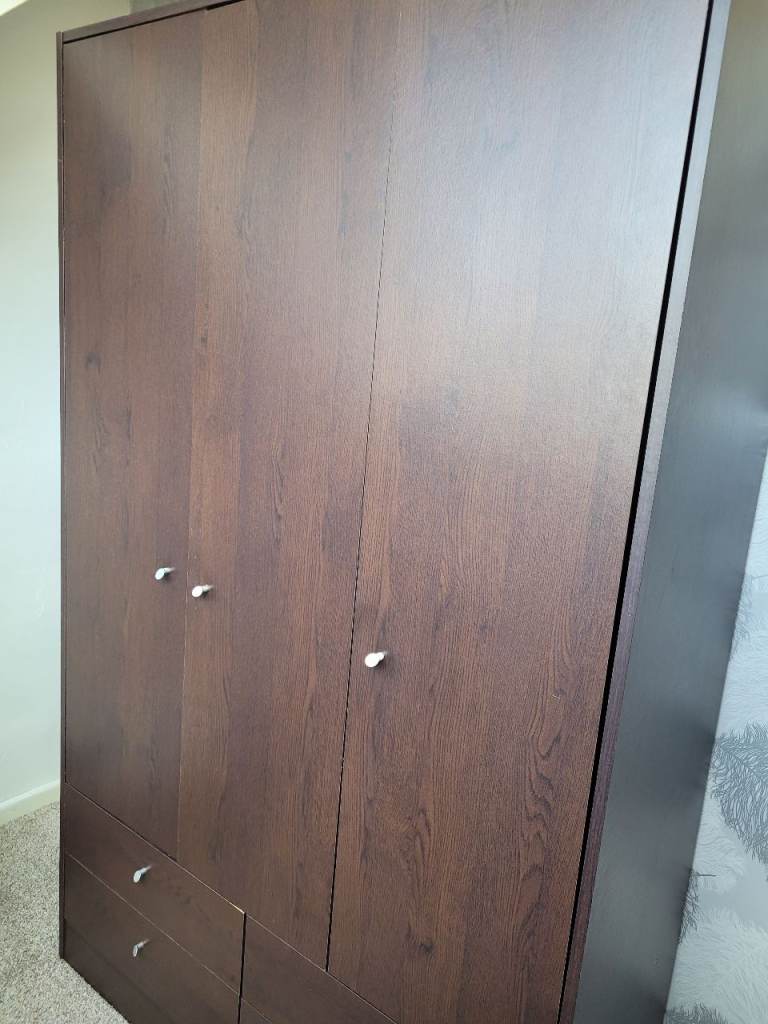 3 doors wardrobe with 4 drawers 