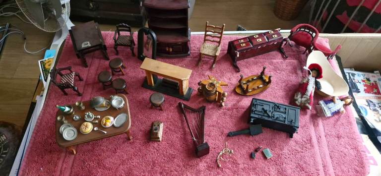 Collectible lot of Dolls house Furniture & Accessories