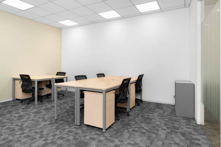 Bristol - BS1 3AG \ Office for 3 Workstations Available Now