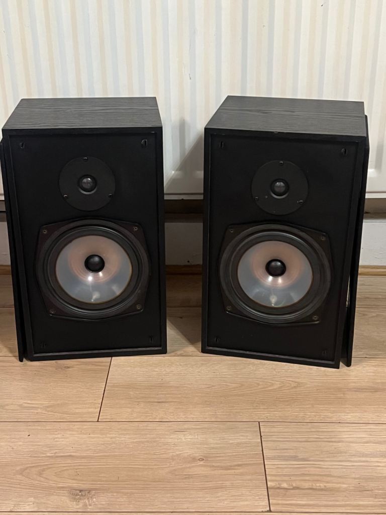 ROGER LS4A British Book Shelf Speakers Can Be Seen working 