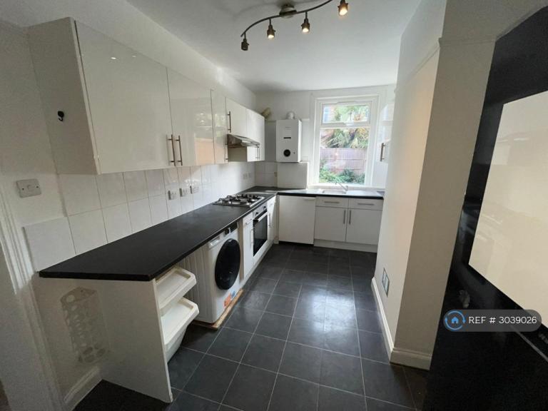 2 bedroom flat in Ingatestone Road, London, SE25 (2 bed) (#3039026)