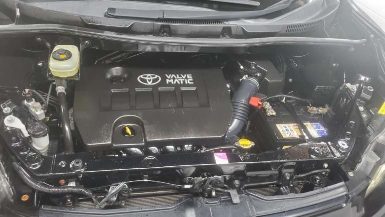 Toyota voxy/noah 2.0 automatic 4 x new tyres 8 seater japanese import 08