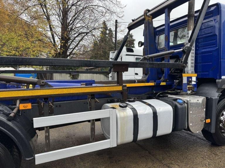 2012 VOLVO FM-330 6X4 HOOK LOADER