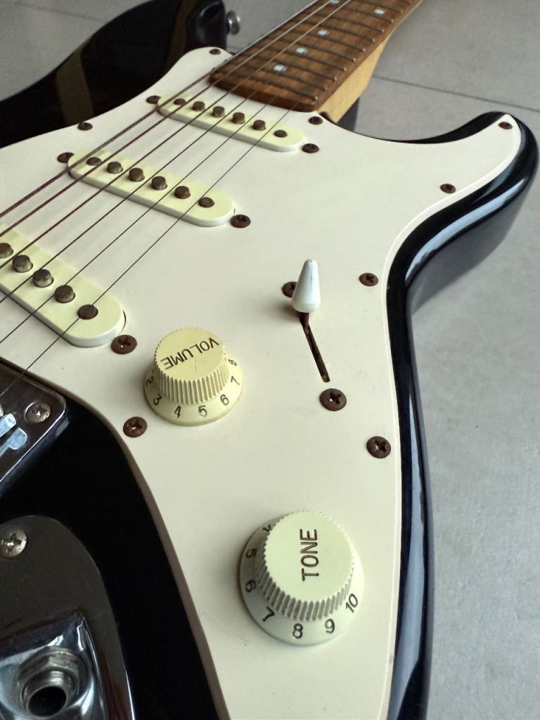 Fender Squier Mini Strat 3/4 Size mini Black Immaculate & Stand