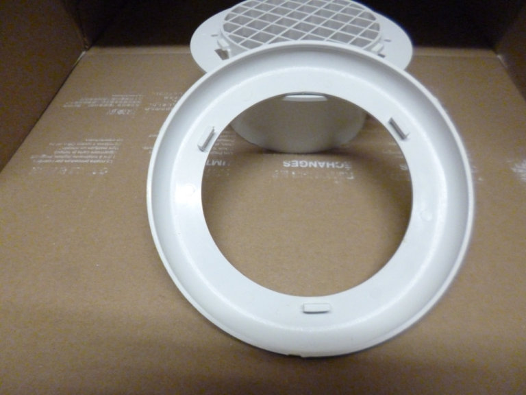 Ventilation grill, round in white plastic. 140 diameter overall with a connection of 100mm diameter.