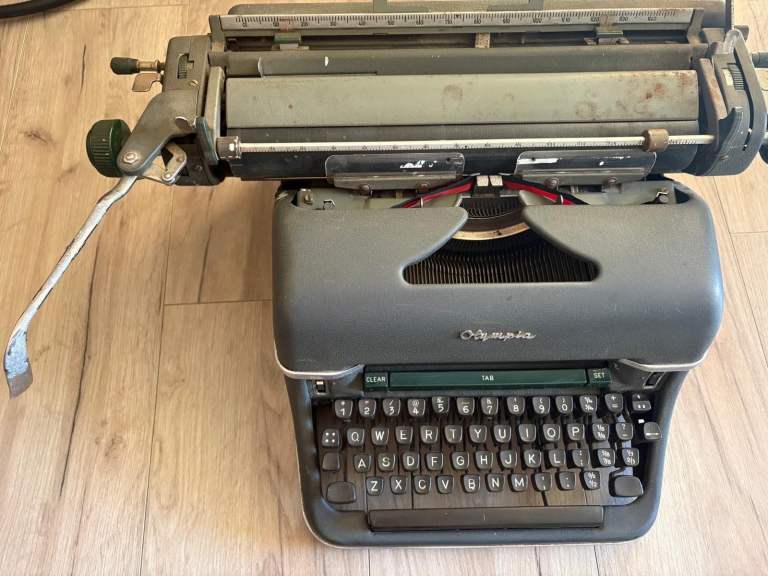 Vintage Olympia SG-1 Manual Typewriter – Classic Green – Wide Carriage –