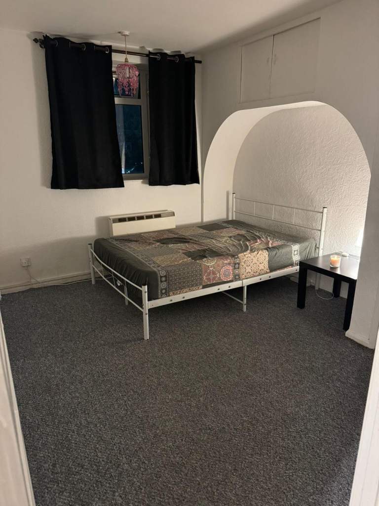 1 double room available in barking IG11 area. 