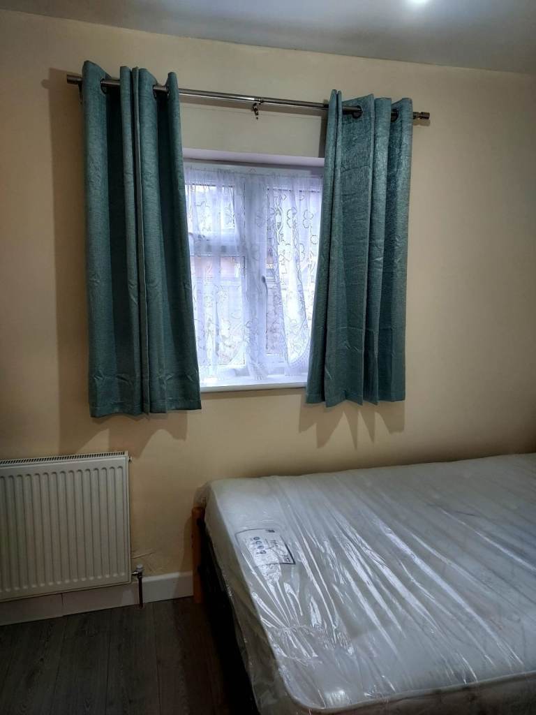 Lovely double room to rent in a clean house and excellent location in Enfield, £750 per month