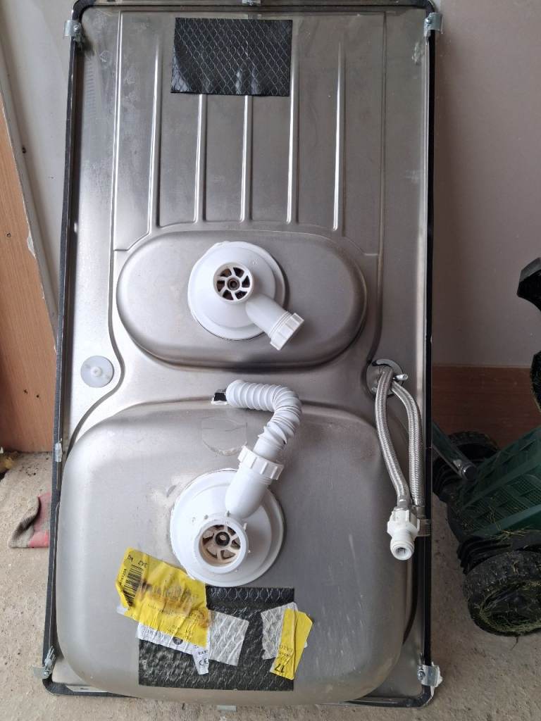 Stainless steel sink & tap 