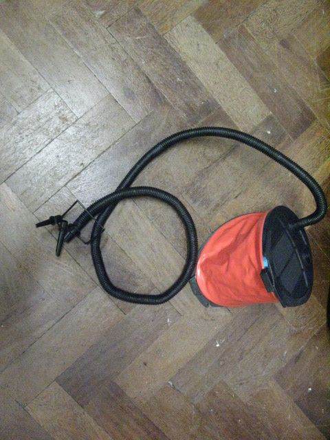 Single mattress Highlander Airbed with foot pump