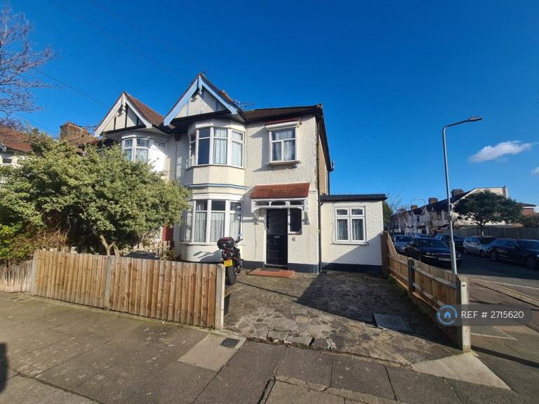 4 bedroom house in Trinity Road, Ilford, IG6 (4 bed) (#2715620)