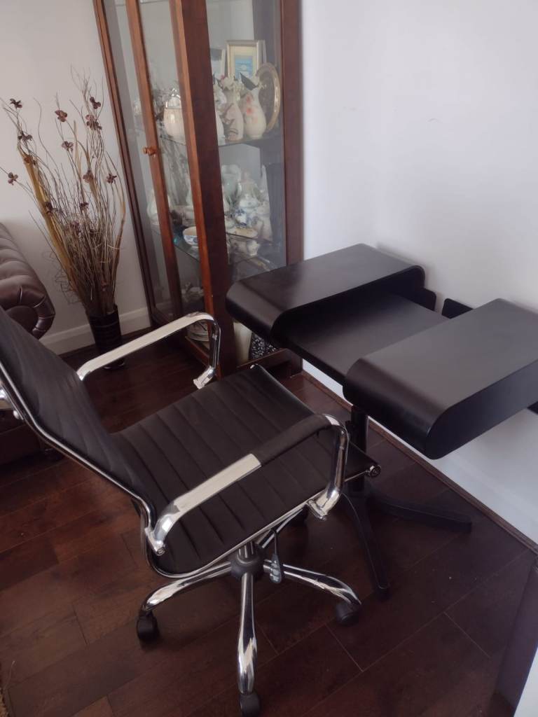 image for Office style leather swivel chair for quick sale