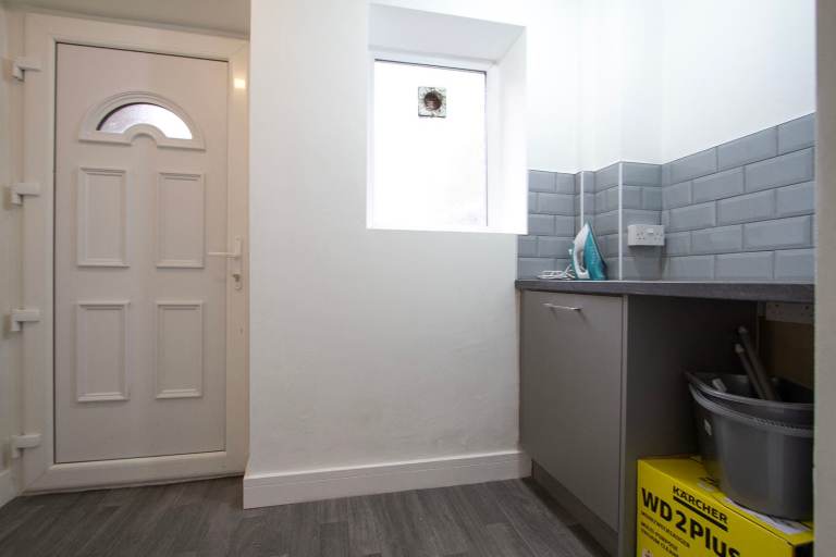 ***AVAILABLE NOW ALL BILLS INCLUDED! house share situated on YEWS MOUNT, HUDDERSFIELD.***