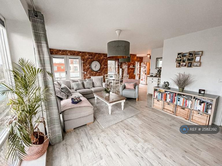 2 bedroom flat in Tudor Way, Leeds, LS11 (2 bed) (#2582392)