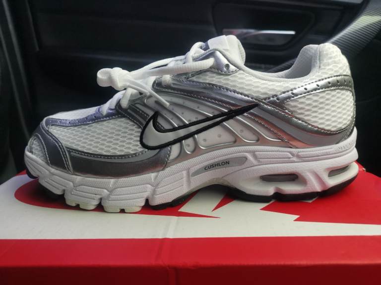 NIKE AIR MAX MOTO 2K UK SIZE 8