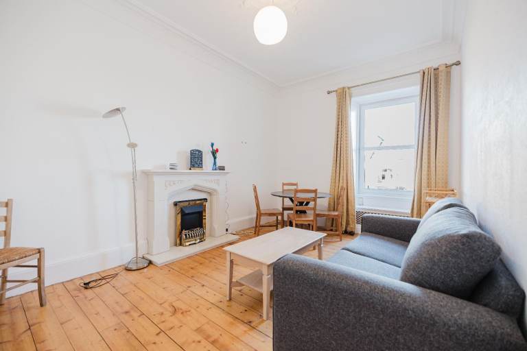 Beautiful, 2 bedroom, 3rd floor flat near Easter Road – available NOW