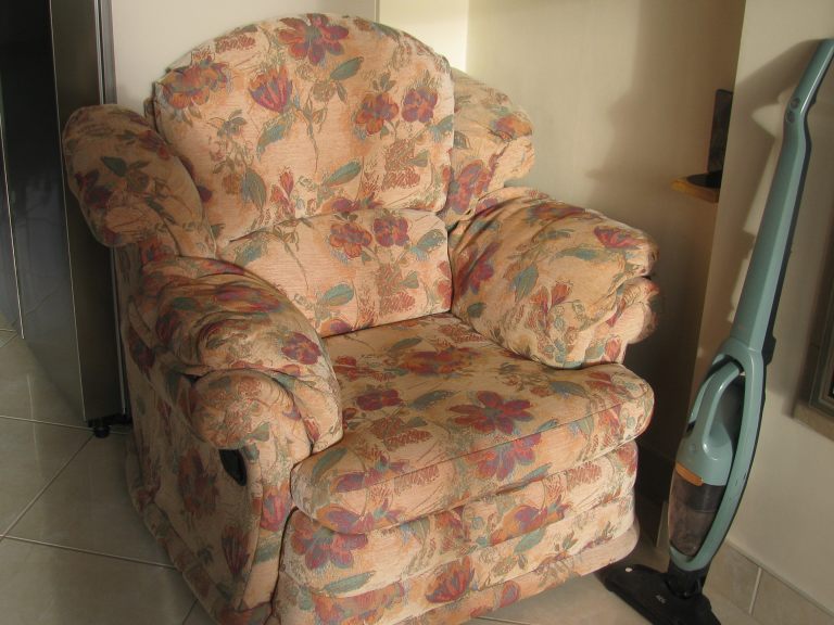 Reclining armchair, manual mechanism