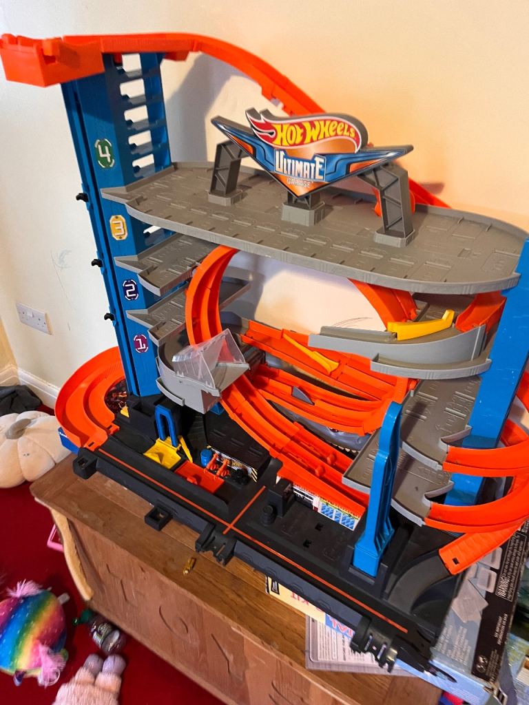 Hot wheels ultimate garage 