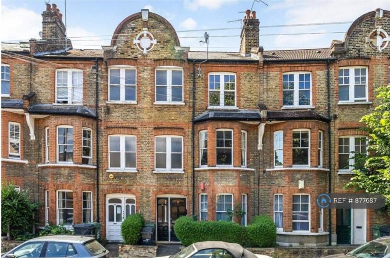 3 bedroom flat in Aristotle Road, London, SW4 (3 bed) (#877687)
