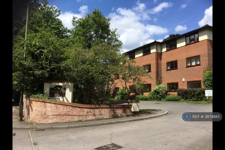 2 bedroom flat in Winchester Court, High Wycombe, HP11 (2 bed) (#2874885)
