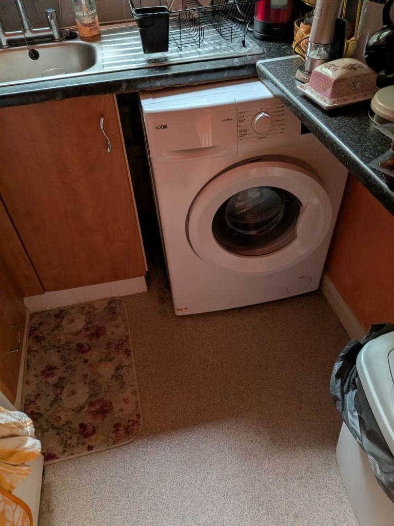 White Washing Machine – Good Condition