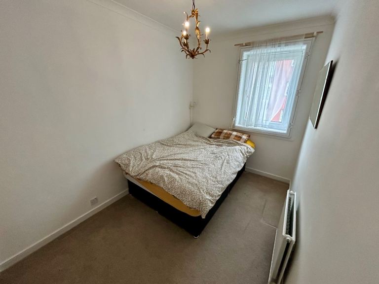 Room available in 2 bedroom flat on the Royal Mile