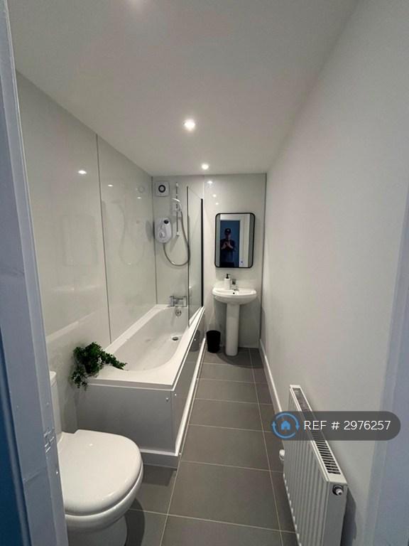 2 bedroom flat in Victoria Road, Aberdeen, AB11 (2 bed) (#2976257)