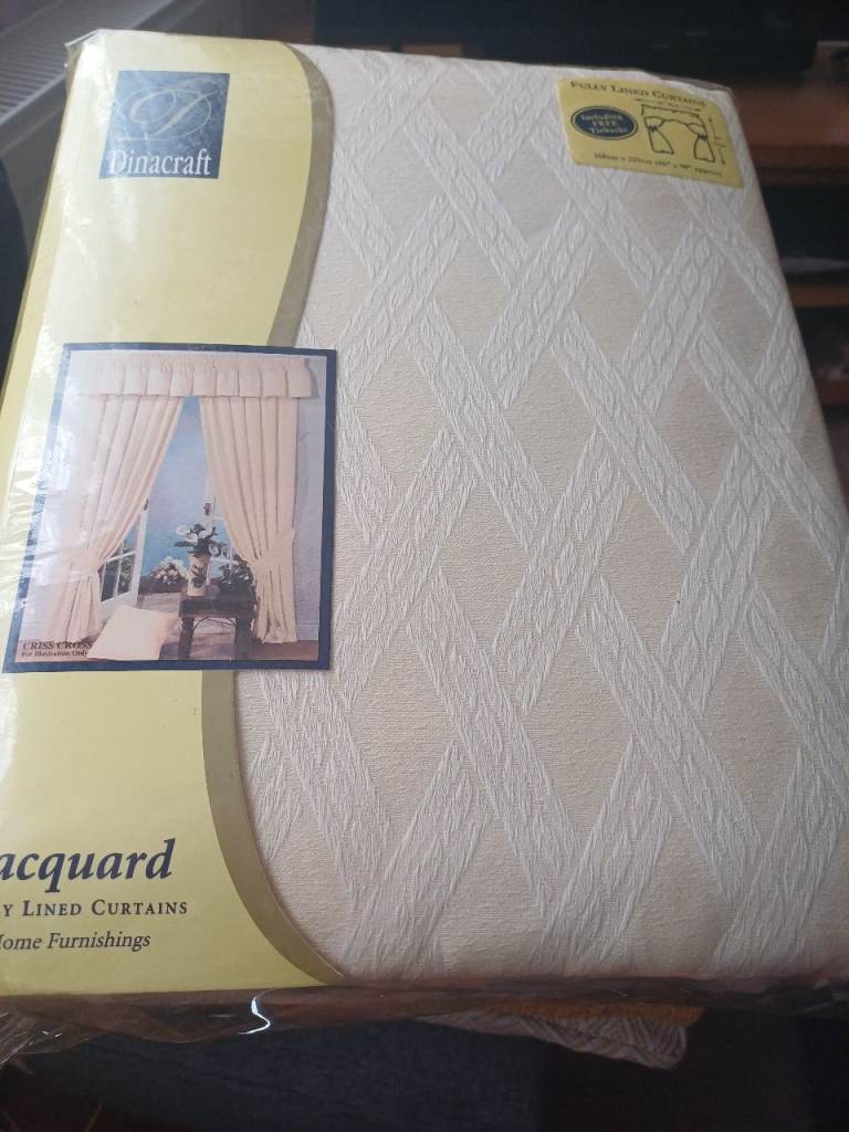 Fully lined Jacquard curtains