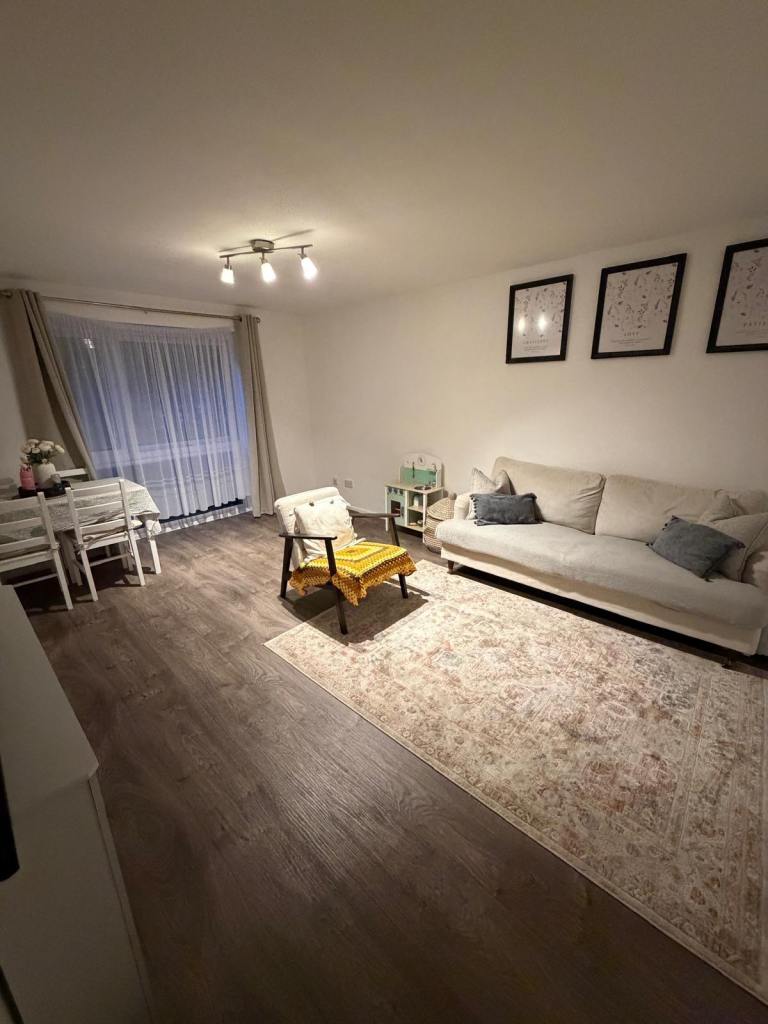 Lovely 2 bedroom flat for rent with great schools and transport 