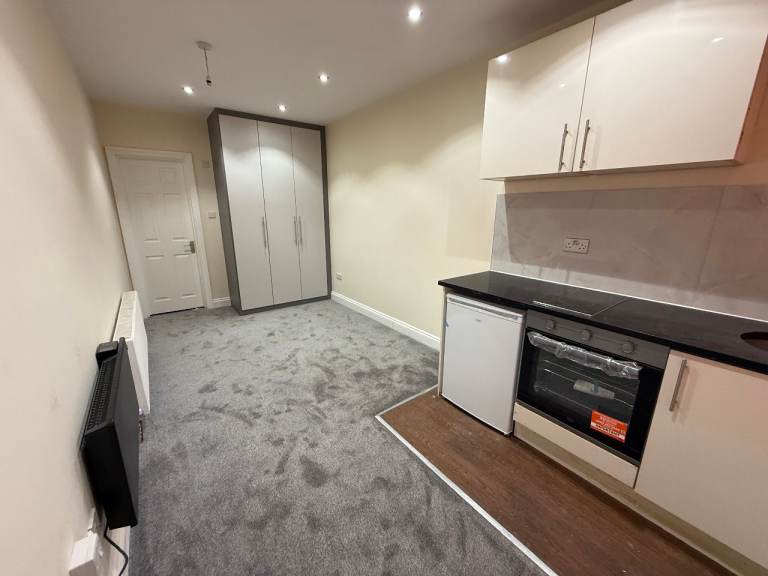  GROUND FLOOR STUDIO  INCLUDING BILLS  BOWERNS AVENUE WEMBLEY  NEAR ALPETON STATION 