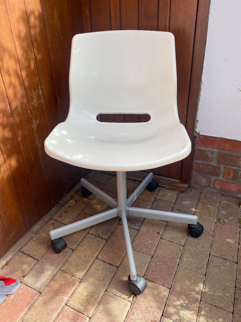 White Office Chair with Wheels – Good Condition
