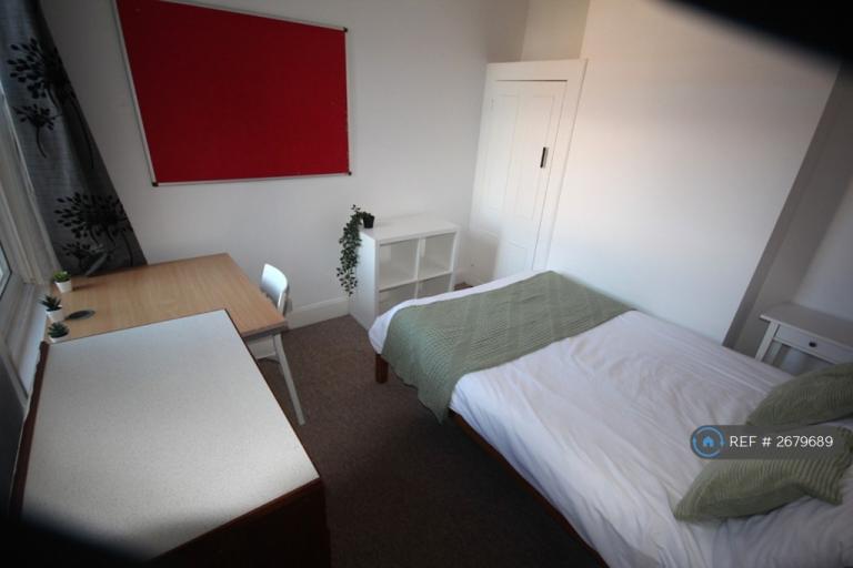 5 bedroom house in Harold Road, Southsea, PO4 (5 bed) (#2679689)