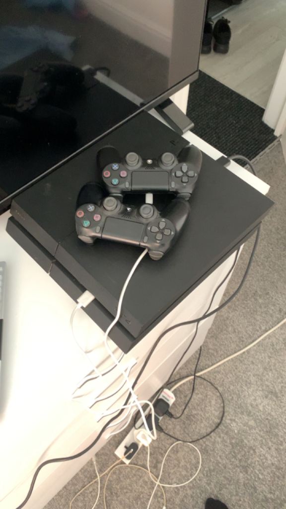 PlayStation4 console with 2 controllers 1TB