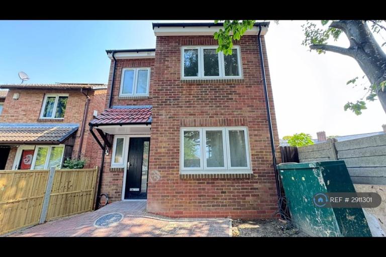 2 bedroom house in Diamond Close, London, RM8 (2 bed) (#2911301)