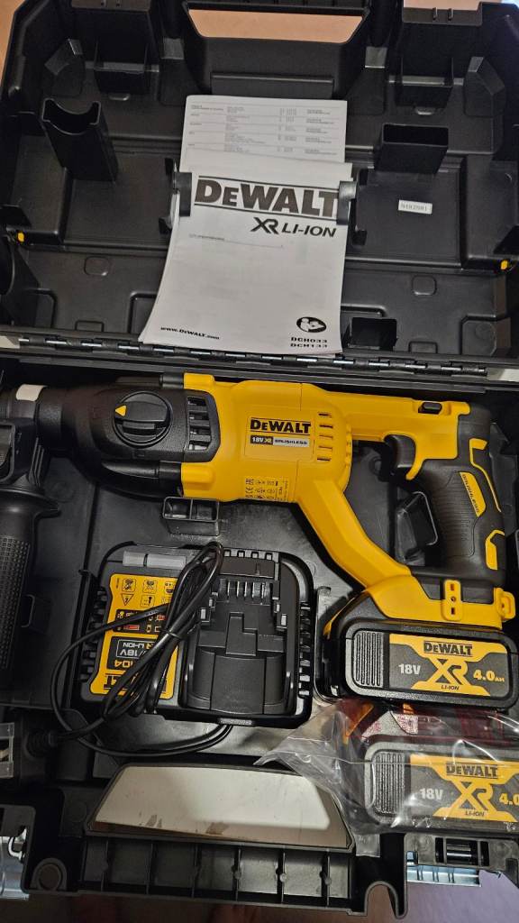 DEWALT DCH033 18V 2 X 4.0AH LI-ION XR BRUSHLESS CORDLESS SDS PLUS DRILL Brand new