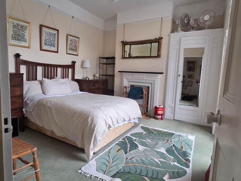 Central Windsor House Share