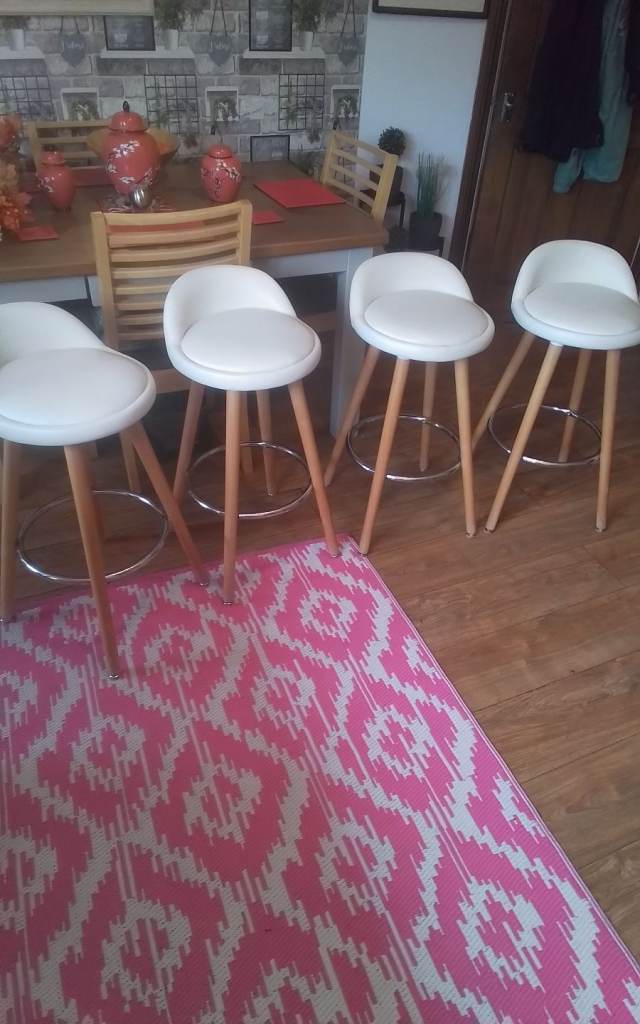 STYLISH BAR STOOLS 