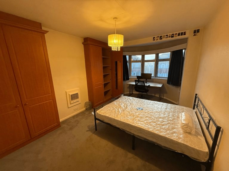 Spacious & Cosy double room for rent IG4 5PT