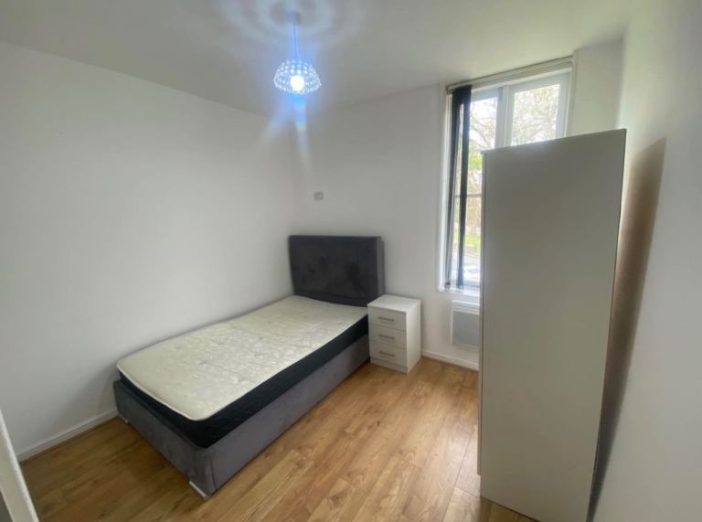 En suite bedroom available in Bradford 9 