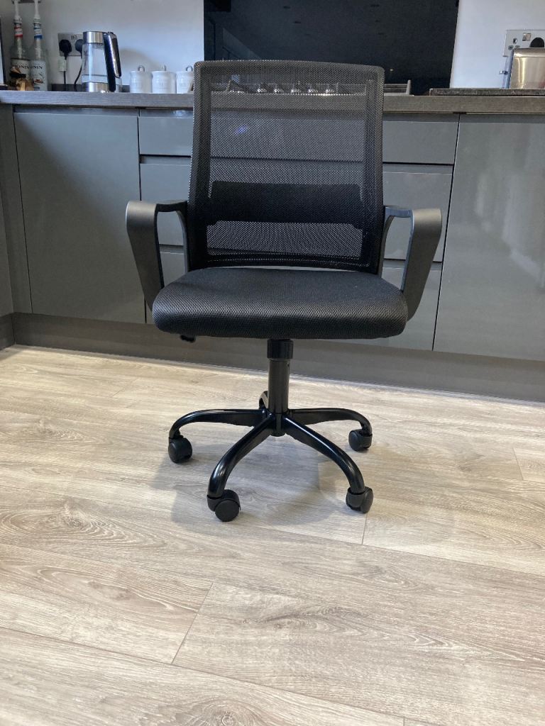 Height adjustable office chair like new 